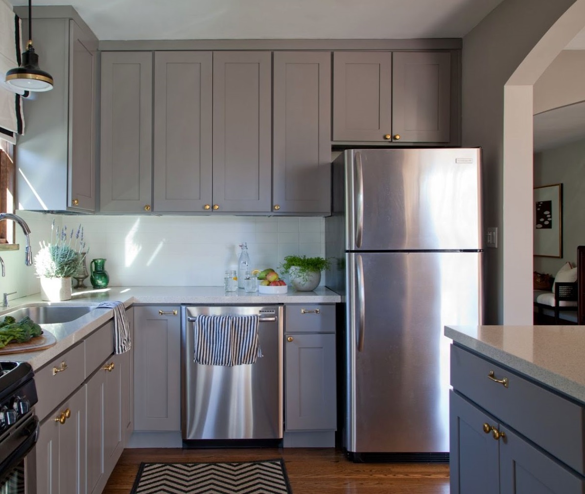 Белая кухня с серебристым холодильником